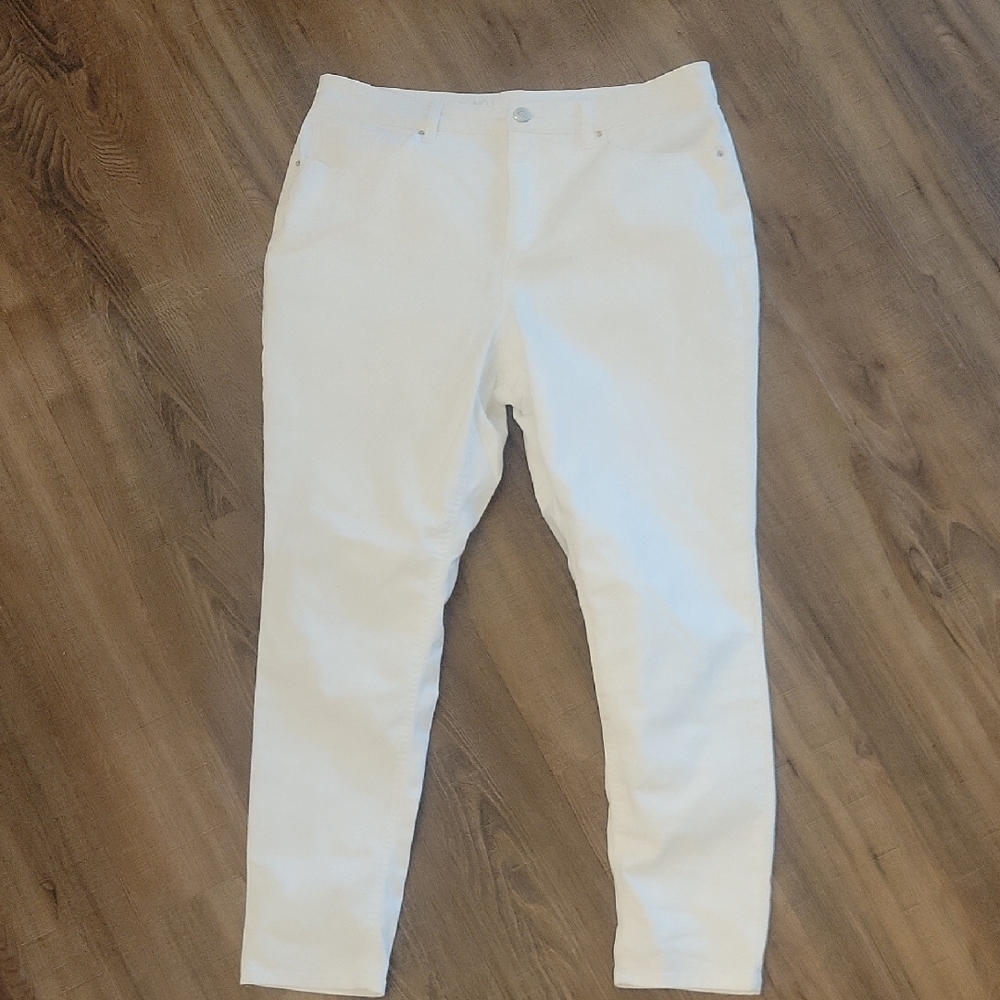 No Boundaries White Skinny Jeans. High Rise Waist Size "17" But Fits Like 12-14